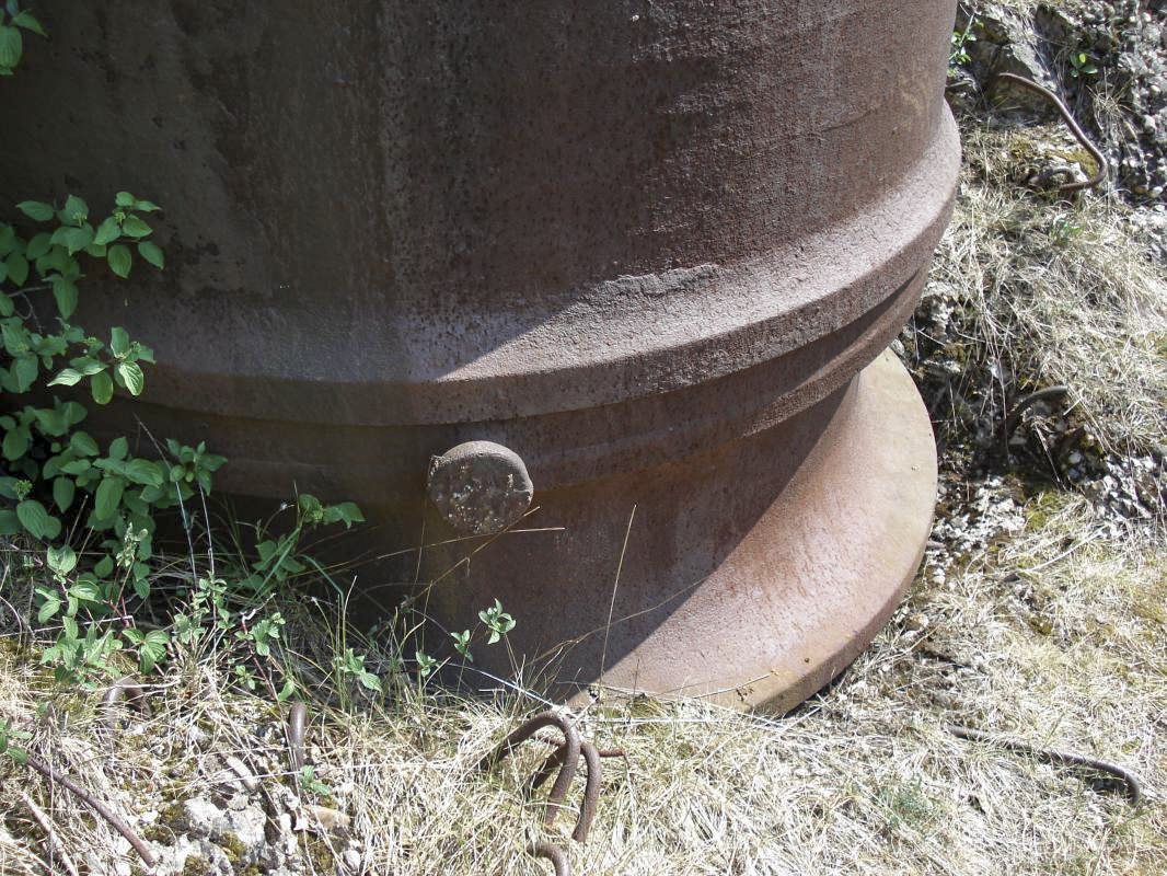 Ligne Maginot - VELOSNES - (Ouvrage d'artillerie) - Bloc 6
Entrée mixte
La base du cuvelage de la cloche GFM de gauche mis à nu par la tentative de récupération - R Tucker
