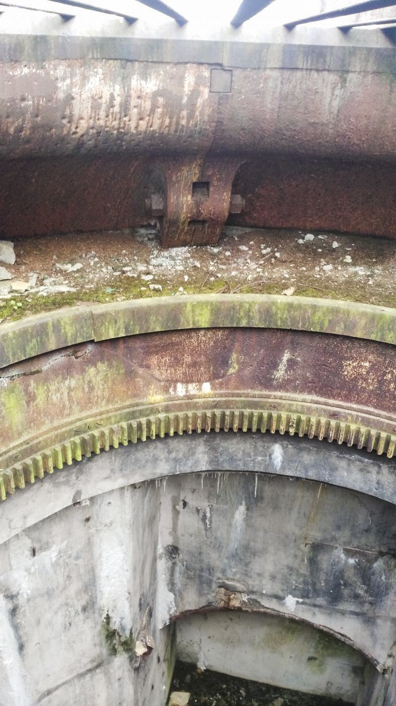 Ligne Maginot - VELOSNES - (Ouvrage d'artillerie) - Bloc 1
Tourelle pour deux armes mixtes
La couronne d'entrainement en rotation et les voussoirs de l'avant-cuirasse - ANDRE Philippe