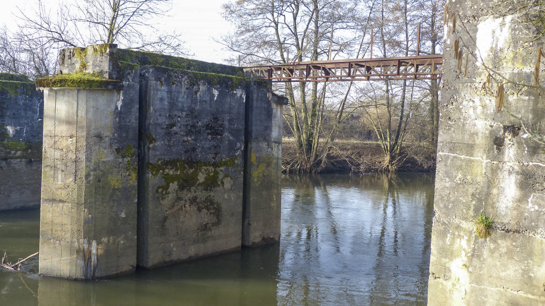 Ligne Maginot - VERNEUIL GRAND - (Inondation défensive) - La passerelle piétonne est encore en place sur le premier tronçon - David HARMAND
