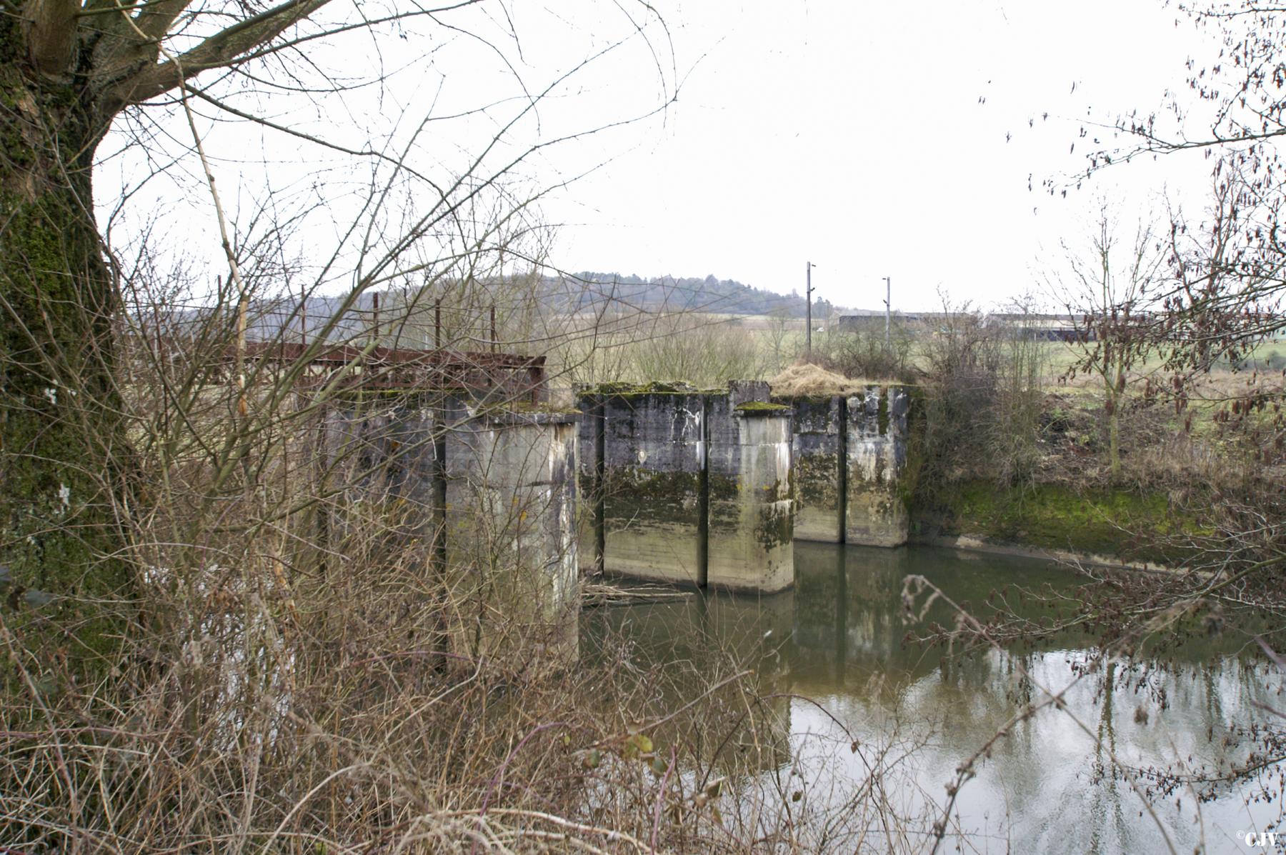 Ligne Maginot - VERNEUIL GRAND - (Inondation défensive) - Bien visible les rainures pour les poutrelles de bois - Lia VERMEULEN