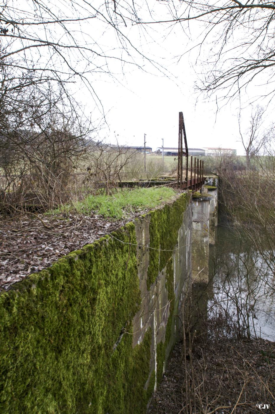 Ligne Maginot - VERNEUIL GRAND - (Inondation défensive) - Le barrage avec la passerelle - Lia VERMEULEN