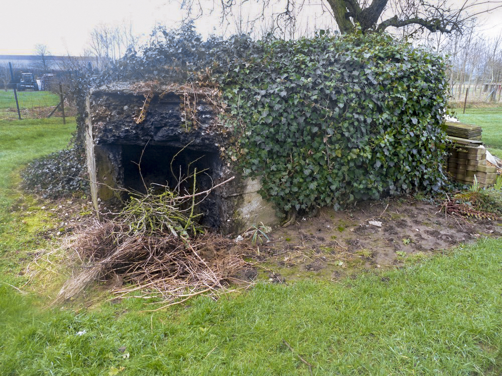 Ligne Maginot - VILLY 1 - MAISON JEAN GERARD - (Blockhaus pour arme infanterie) - Le blockhaus jusque dans les années 80 était paré d'une plaque en béton située à côté de l'entrée et qui représentait une ancre de marine métallique. Elle fut arrachée et volée une nuit par un indélicat. - David HARMAND