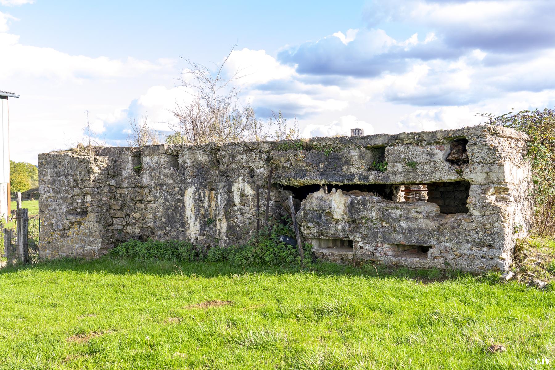 Ligne Maginot - VILLY 2 - MAISON BEAUJET - (Blockhaus pour arme infanterie) - Les créneaux vers la casemate de la Croix Morel - Lia VERMEULEN