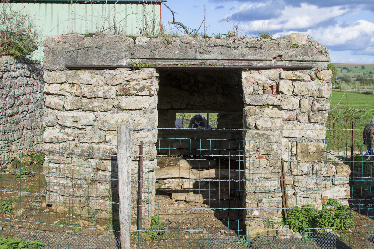 Ligne Maginot - VILLY 2A - MAISON LOUIS LEON - (Blockhaus pour canon) - Entrée du bloc. On voit bien le créneau sur la face opposée - Michel Teiten
