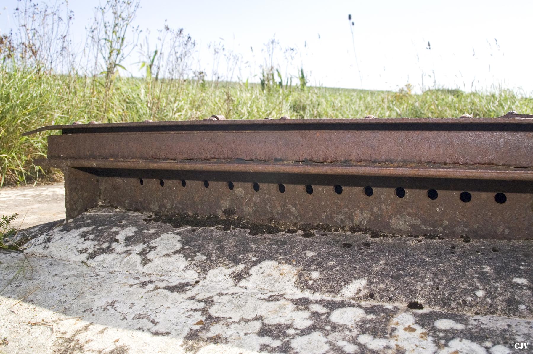 Ligne Maginot - 84 - (Chambre de coupure) - Perçages destinés à permettre le passage des lignes téléphoniques pour le raccordement des troupes de campagne - Lia VERMEULEN