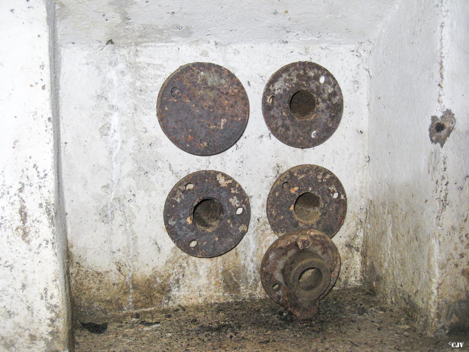 Ligne Maginot - 84 - (Chambre de coupure) - Les entrées des cables souterrains
Noter celle obturée et le presse étoupe devant assurer l'étanchéité de celles utilisées - Lia VERMEULEN