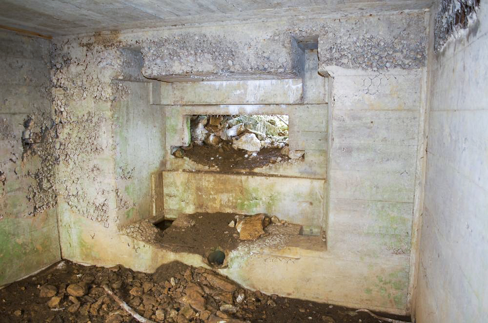 Ligne Maginot - A22 - (Blockhaus pour canon) - Le poste de tir et le créneau...encombrés... - Christian RICHON/devoitine520