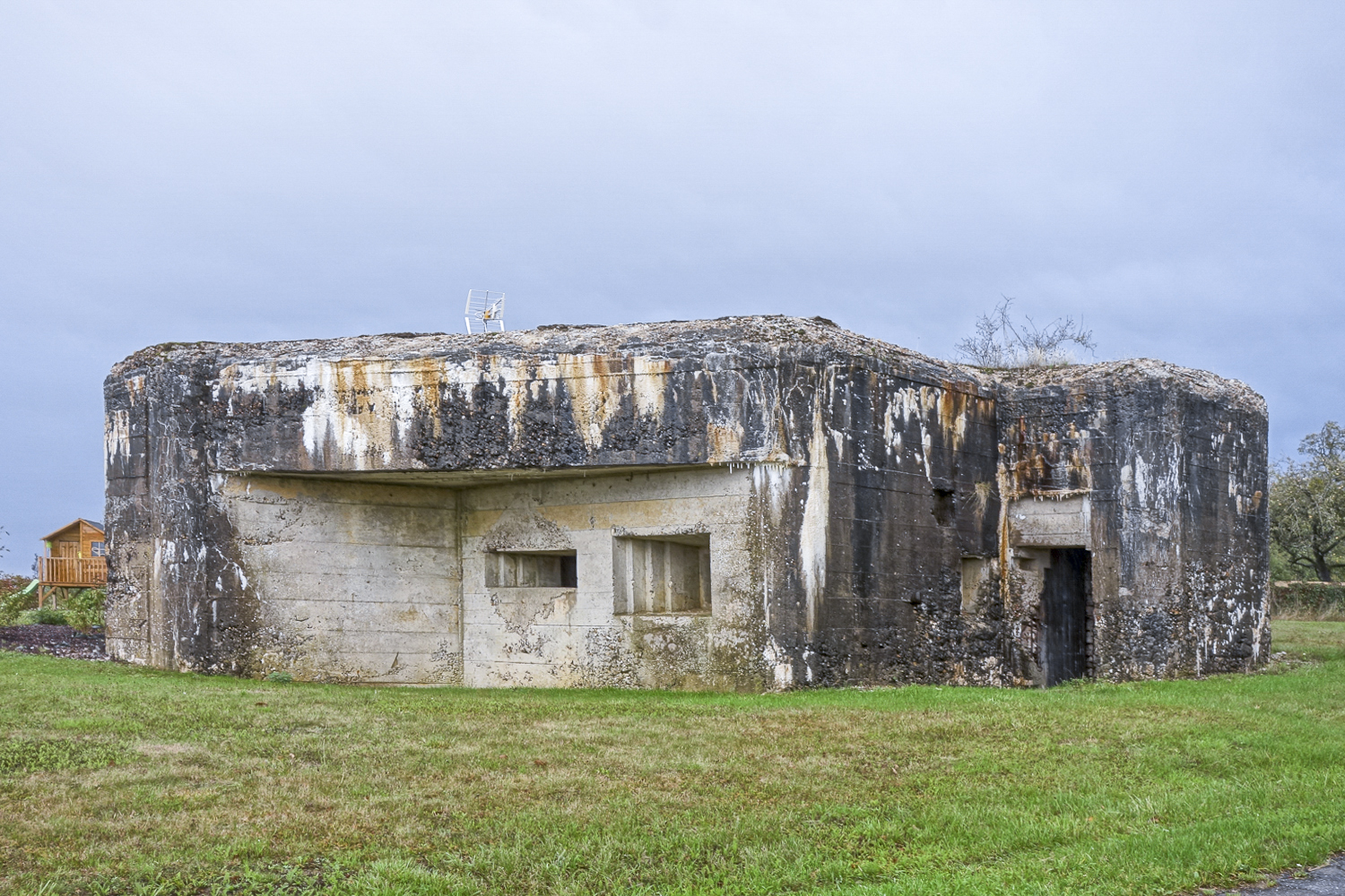 Ligne Maginot - G27 - (Blockhaus lourd type STG / STG-FCR - Simple) - Lumière du couchant sur le blockhaus, aujourd'hui surmonté d'une antenne télé - Michel Teiten