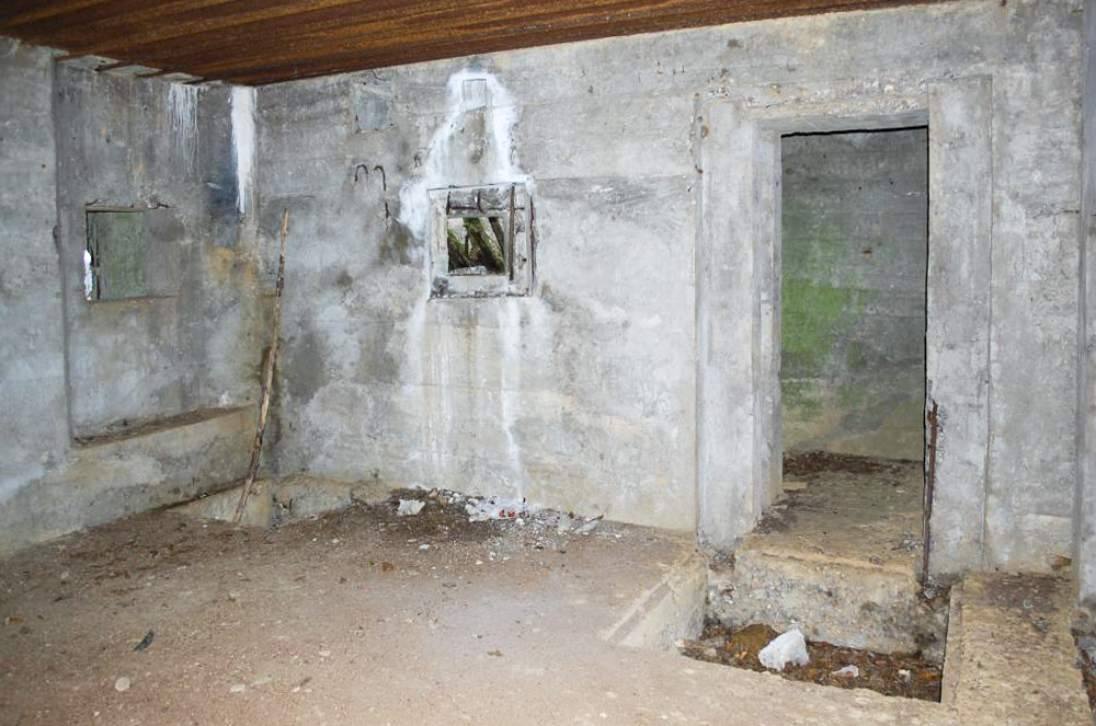 Ligne Maginot - G21 - (Blockhaus lourd type STG / STG-FCR - Simple) - L'intérieur du blockhaus, à droite la porte d'entrée. - Christian RICHON/devoitine520