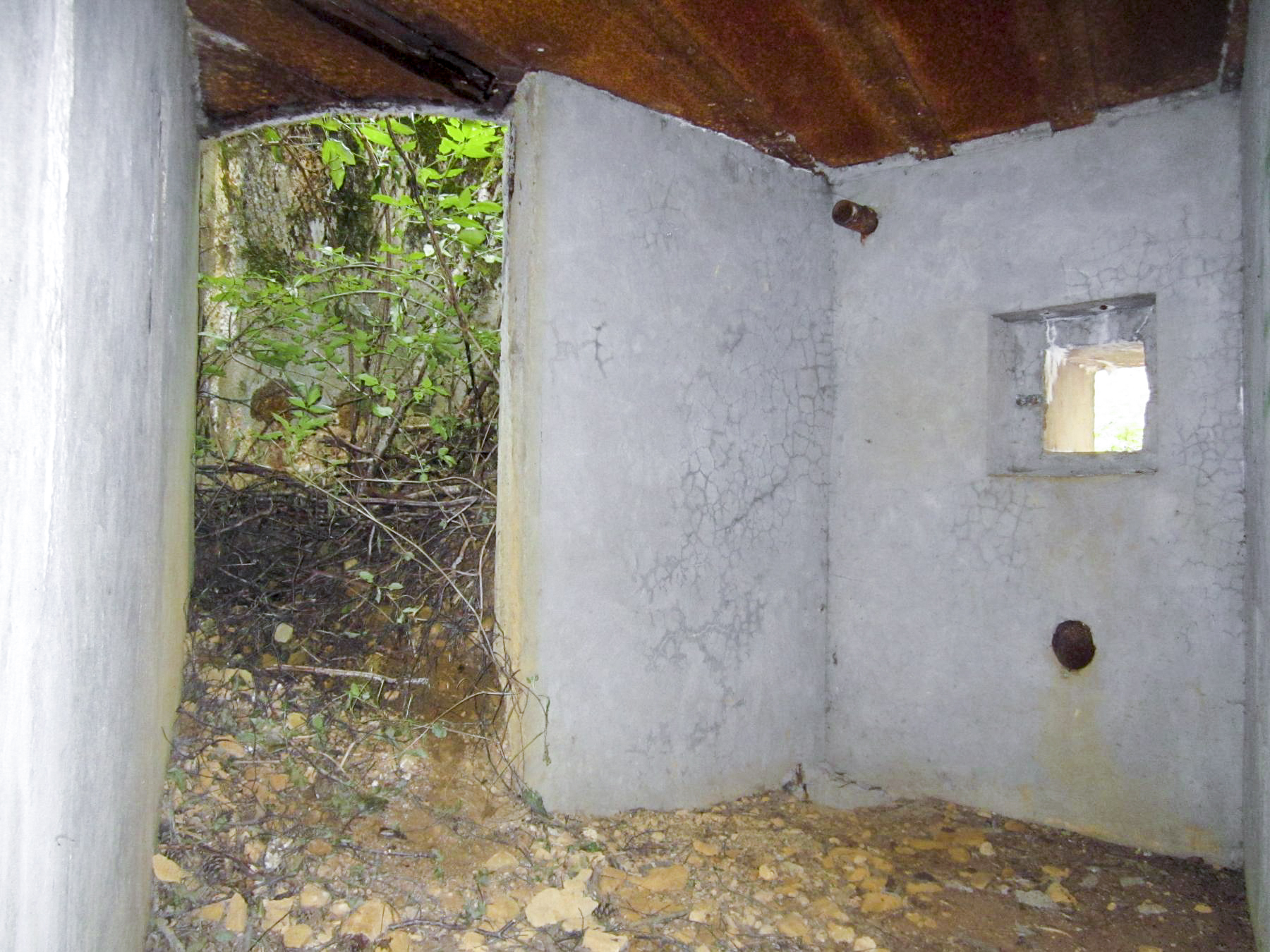 Ligne Maginot - LA HIGNY - (Casemate d'artillerie) - Puits de la cloche GFM non installée et créneau FM - Gregory Fuchs