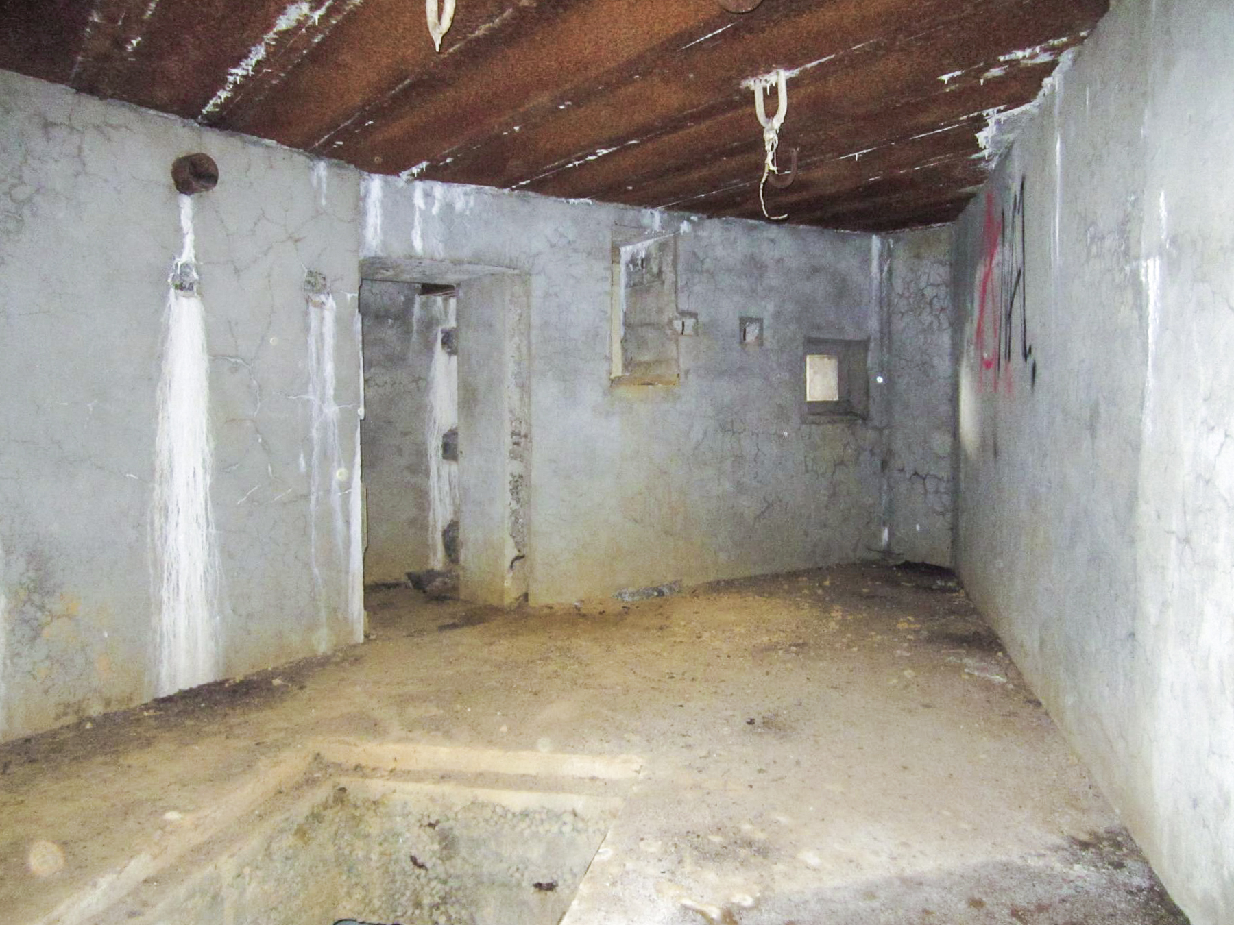 Ligne Maginot - LA HIGNY - (Casemate d'artillerie) - Entrée hommes et créneau FM de défense de l'entrée - Gregory Fuchs
