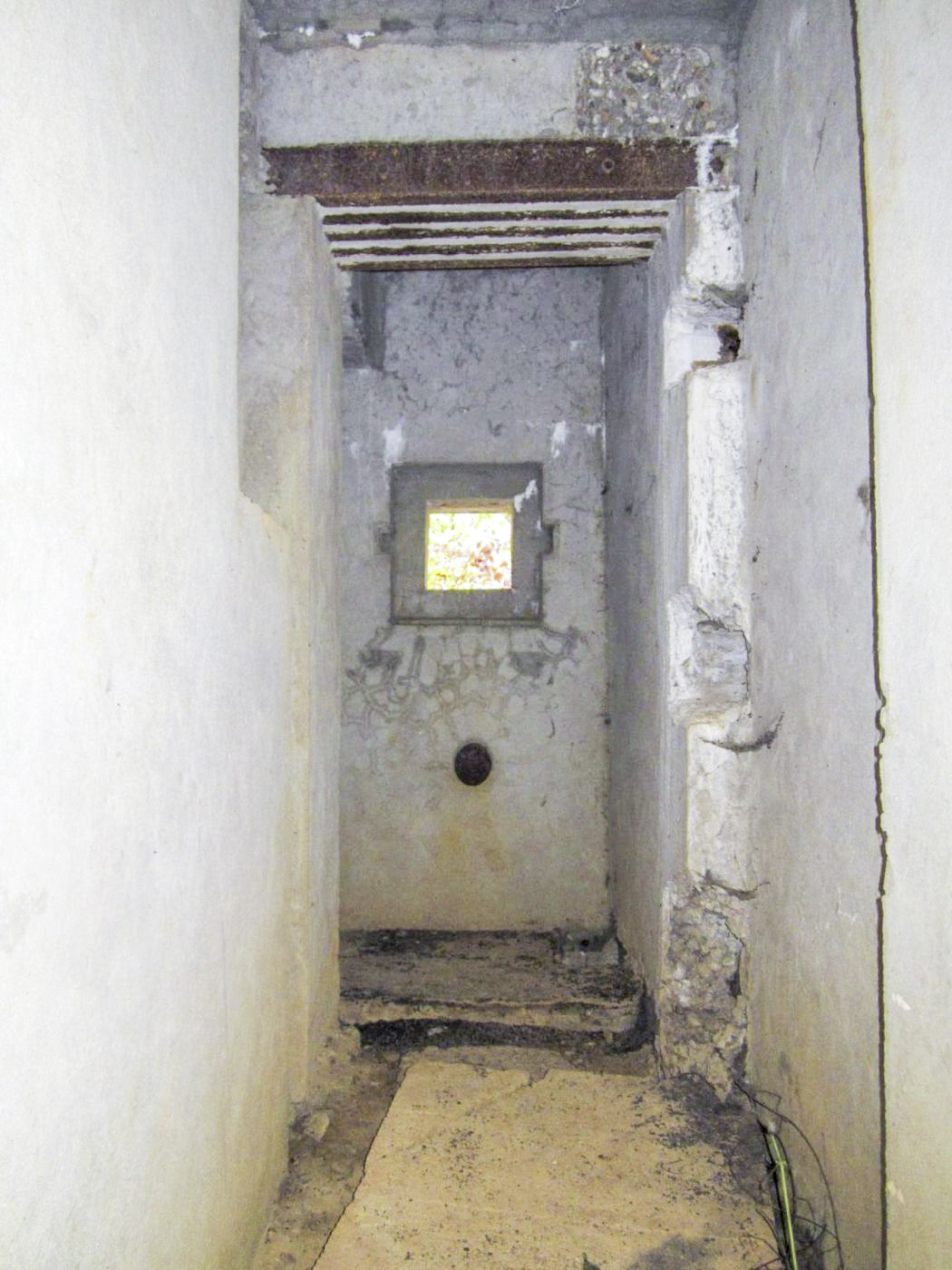 Ligne Maginot - LA HIGNY - (Casemate d'artillerie) - Créneau FM frontal dans le couloir de l'entrée hommes - Gregory Fuchs