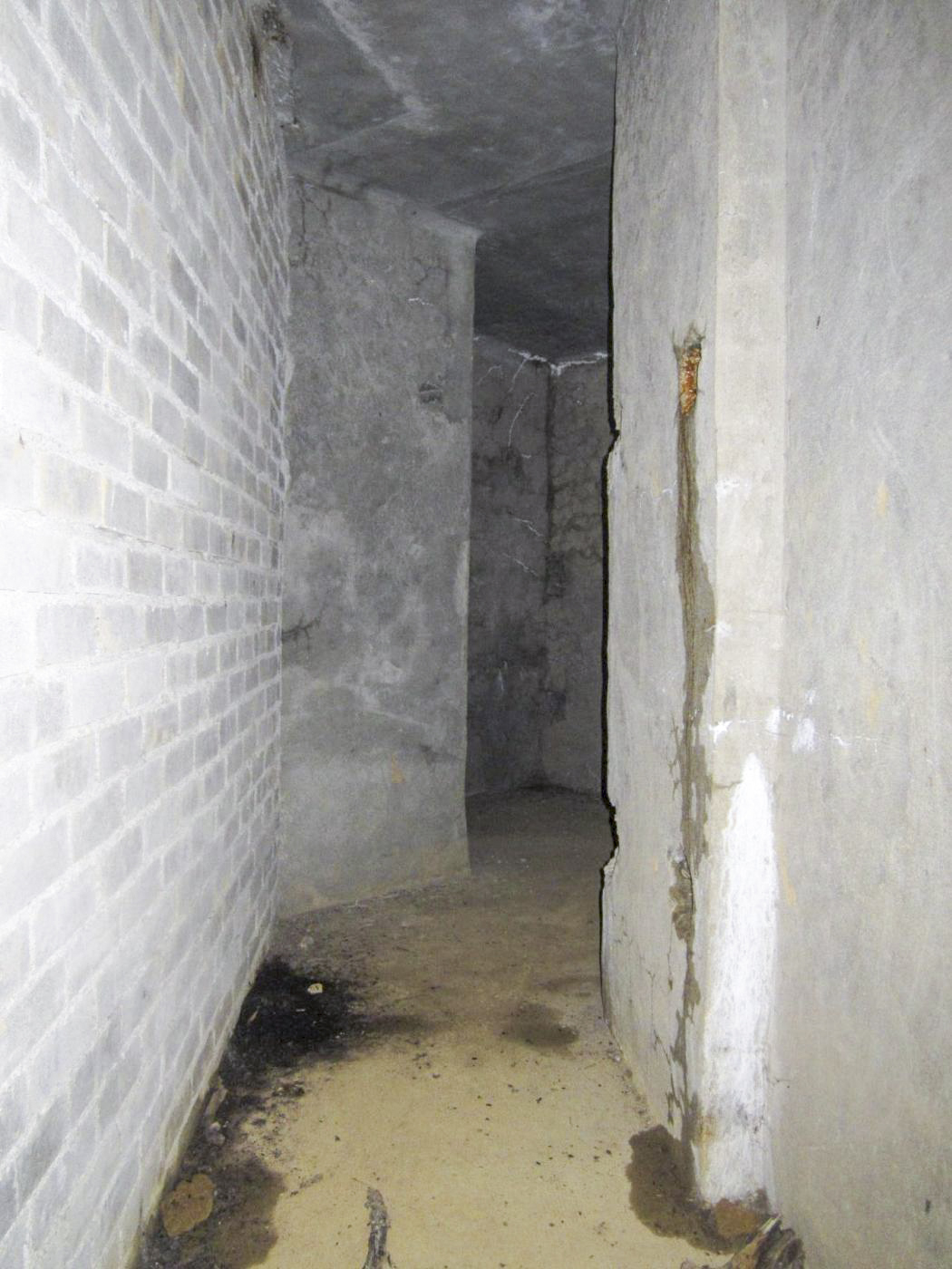 Ligne Maginot - LA HIGNY - (Casemate d'artillerie) - Sous-sol
Couloir vers local - Gregory Fuchs