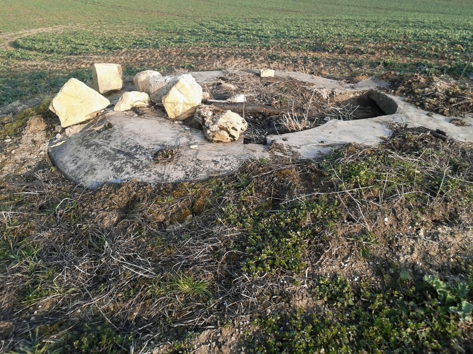 Ligne Maginot - MT11 - (Cuve pour arme d'infanterie) - Emplacement au dessus d'une petite route en campagne... Fort délabré. - Christian RICHON/devoitine520