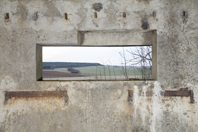 Ligne Maginot - MB9 - HARNEVAUX - (Blockhaus pour canon) - Vue depuis la chambre de tir
On distingue un autre ouvrage, similaire au travers du créneau  - www.arnaultjl-photo.com