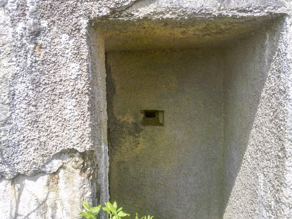 Ligne Maginot - MB9 - HARNEVAUX - (Blockhaus pour canon) - Le créneau pour protéger l'entrée - Christian RICHON / Devoitine520