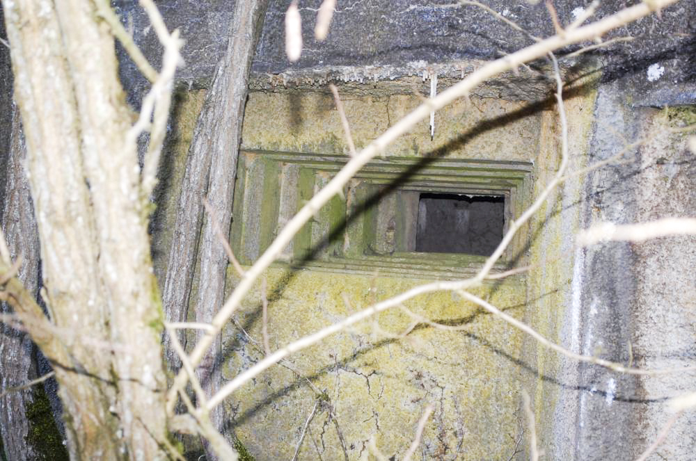 Ligne Maginot - MB10 - (Blockhaus pour canon) - Le créneau de tir vu de l'extérieur - Christian RICHON/devoitine520
