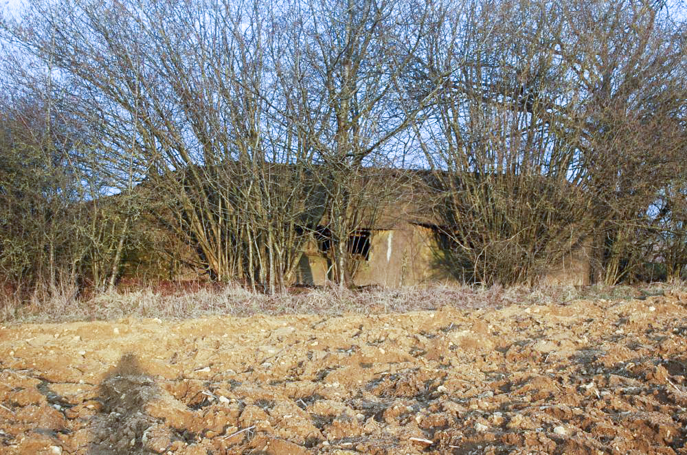 Ligne Maginot - MB11 - LA PIECE DU POIRIER - (Blockhaus pour canon) - Le blockhaus, à quelques dizaines de mètres du Mb10, est lui aussi entouré de champs labourés. - Christian RICHON/devoitine520