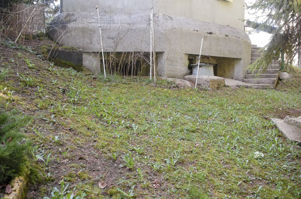 Ligne Maginot - MB15 - (Blockhaus pour arme infanterie) - Totalement invisible ce blockhaus est totalement intégré dans une propriété privée. L'ouvrage sert de fondation à un petit chalet. Je remercie ses propriétaires de m'avoir permis de prendre ces deux photos. Pour l'anecdote ces propriétaires sont les descendants de la famille qui a construit l'oratoire près du Mt121. - Christian RICHON/devoitine520