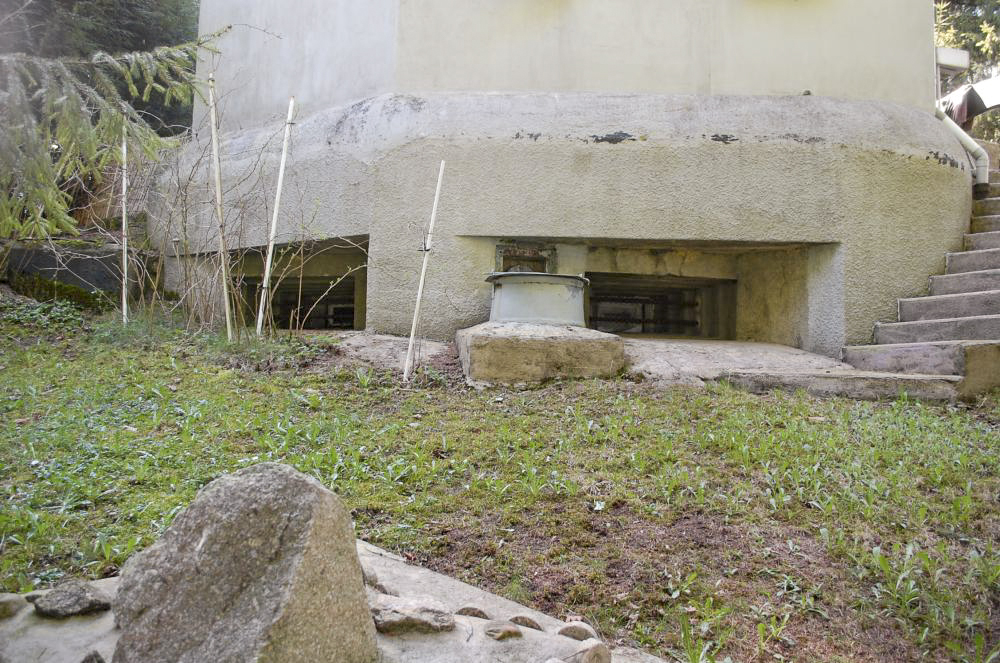 Ligne Maginot - MB15 - (Blockhaus pour arme infanterie) - Totalement invisible ce blockhaus est totalement intégré dans une propriété privée. L'ouvrage sert de fondation à un petit chalet. - Christian RICHON/devoitine520