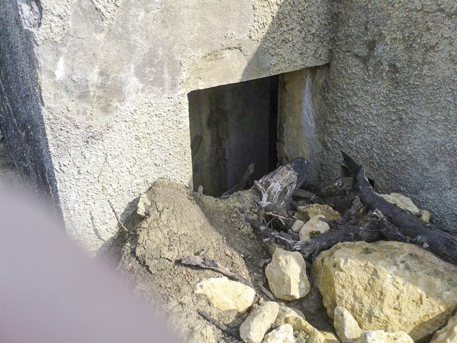 Ligne Maginot - MB19 - (Blockhaus pour arme infanterie) - Une entrée presque totalement obstruée - Christian RICHON/devoitine520