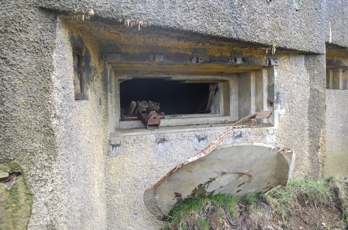 Ligne Maginot - MB21 - (Blockhaus pour canon) - Le créneau de tir. - Christian RICHON/Devoitine520
