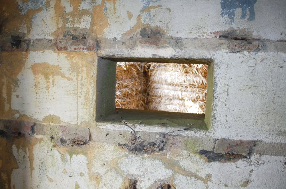 Ligne Maginot - MB21 - (Blockhaus pour canon) - A l'intérieur
Le créneau de tir. A noter la frise qui court tout au long de la partie supérieure de l'intérieur de l'ouvrage - Christian RICHON/devoitine520