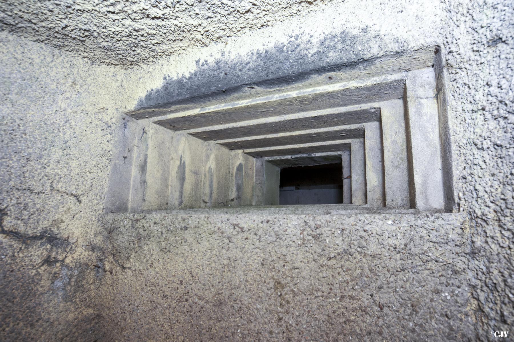Ligne Maginot - MB21 - (Blockhaus pour canon) - Le creneau pour mitrailleur - Lia VERMEULEN