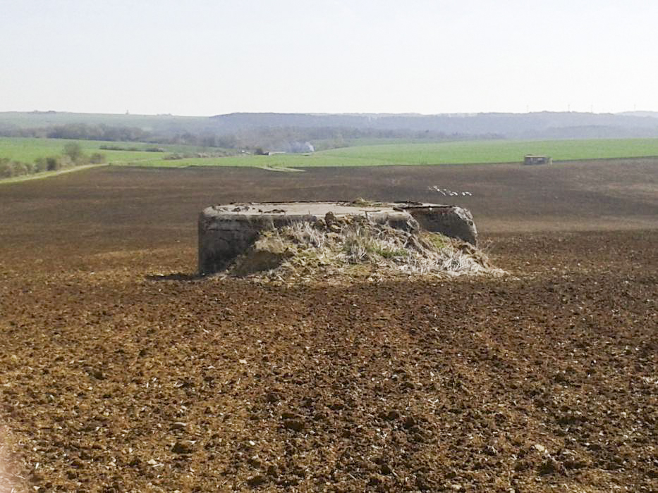 Ligne Maginot - MB26 - (Blockhaus pour canon) - Situé en plein champ l'ouvrage disparaîtra bientôt sous la terre et les cailloux - Christian RICHON/devoitine520