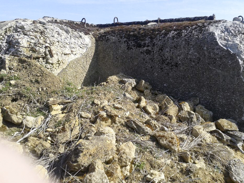 Ligne Maginot - MB26 - (Blockhaus pour canon) - L'entrée est déjà comblée par la terre et donc inaccessible - Christian RICHON/devoitine520