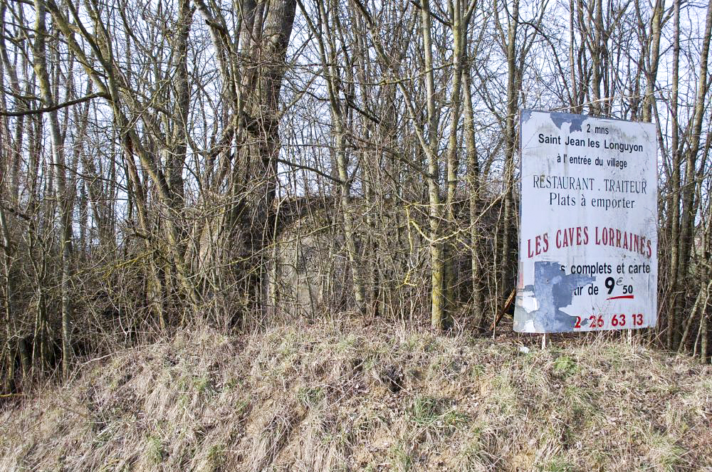 Ligne Maginot - MB29 - (Blockhaus pour arme infanterie) - En bordure de la route ce petit ouvrage disparait dans la végétation... - Christian RICHON / Devoitine520