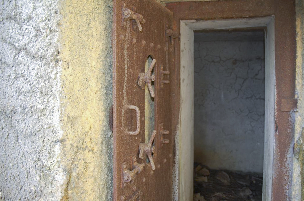 Ligne Maginot - MB29 - (Blockhaus pour arme infanterie) - Détails de serrurerie la porte d'entrée de l'ouvrage figée par la rouille - Christian RICHON / Devoitine520