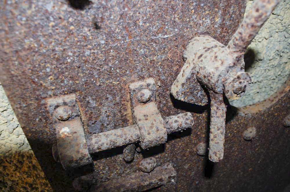 Ligne Maginot - MB29 - (Blockhaus pour arme infanterie) - Détails de serrurerie la porte d'entrée de l'ouvrage figée par la rouille - Christian RICHON / Devoitine520