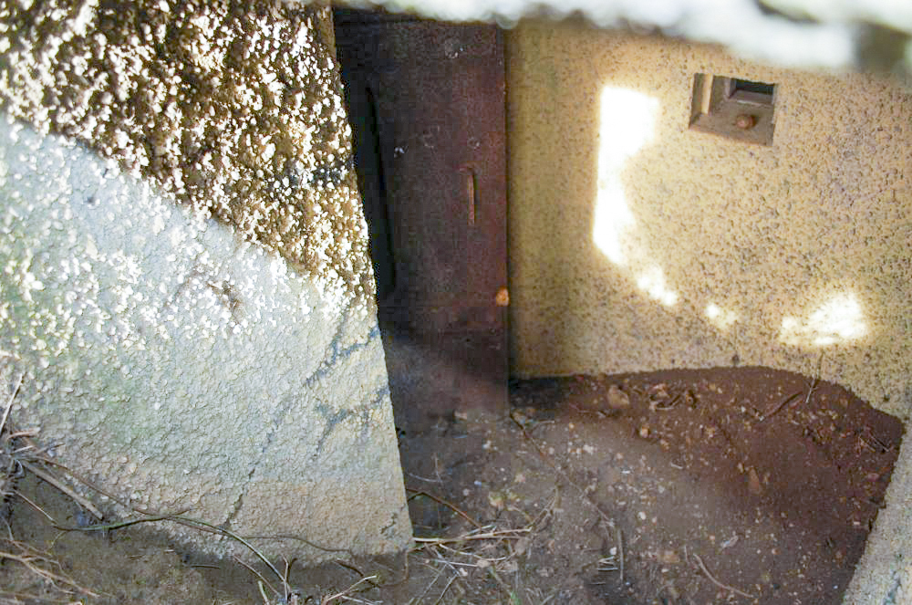 Ligne Maginot - MB35 - LA GRAVETTE - (Blockhaus pour arme infanterie) - L'entrée envahie par la terre et la boue. L'accès est difficile. - Christian RICHON / Devoitine520