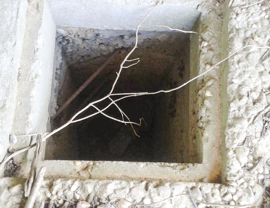 Ligne Maginot - MB41 - (Blockhaus lourd type STG / STG-FCR - Simple) - A l'intérieur il y a trois locaux souterrains accessibles par trappes avec échelle au mur - Christian RICHON/devoitine520