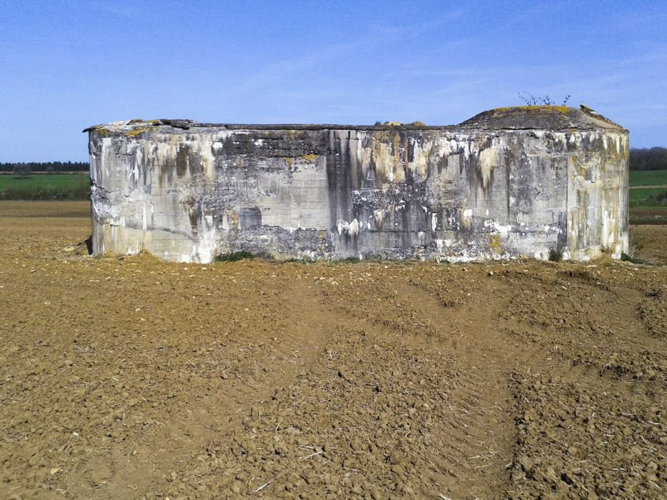 Ligne Maginot - MB42 - (Blockhaus lourd type STG / STG-FCR - Simple) - L'ouvrage par son côté. En haut à droite l'emplacement pour une cloche, jamais posé - Christian RICHON/devoitine520