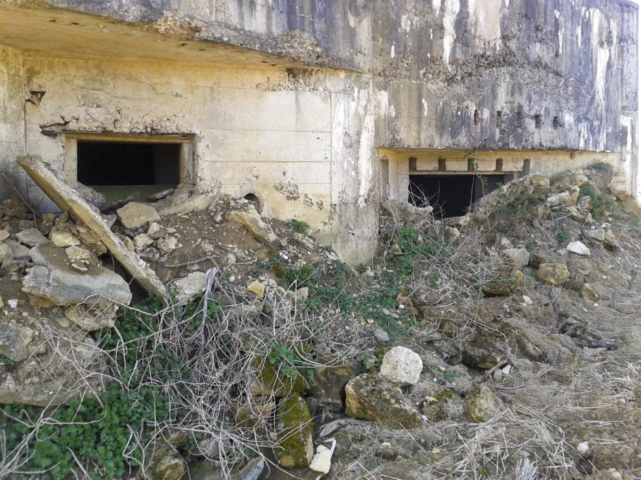 Ligne Maginot - MB42 - (Blockhaus lourd type STG / STG-FCR - Simple) - Les créneaux de tir de l'extérieur - Christian RICHON/devoitine520