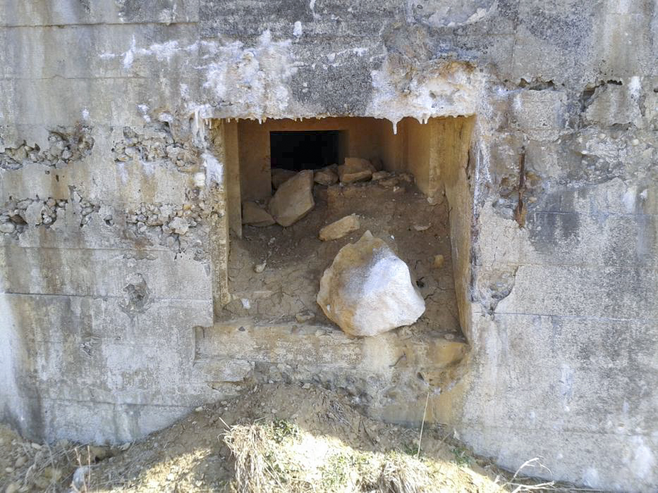 Ligne Maginot - MB42 - (Blockhaus lourd type STG / STG-FCR - Simple) - Les créneaux de tir de l'extérieur - Christian RICHON/devoitine520
