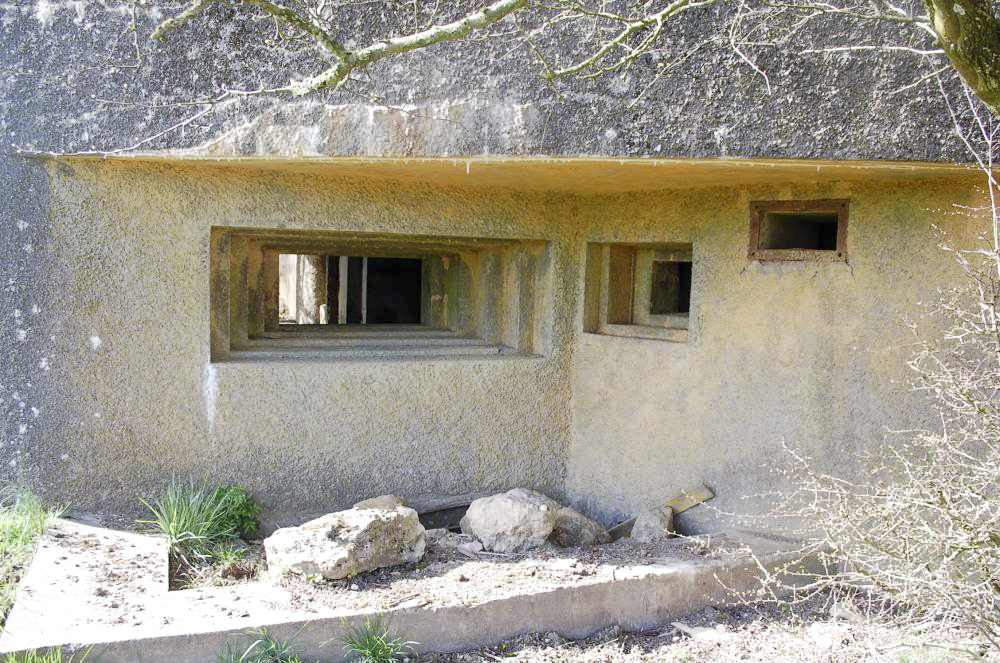 Ligne Maginot - MB151 - (Blockhaus pour canon) - Les créneaux de tir de l'extérieur - Christian RICHON/devoitine520