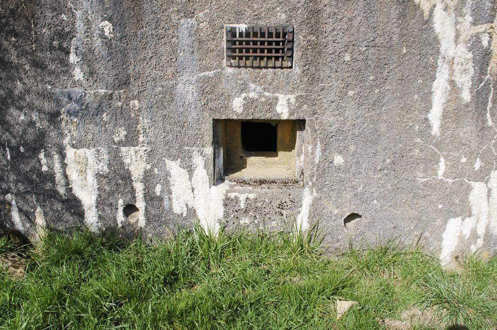 Ligne Maginot - MB151 - (Blockhaus pour canon) - Les créneaux de tir de l'extérieur - Christian RICHON/devoitine520