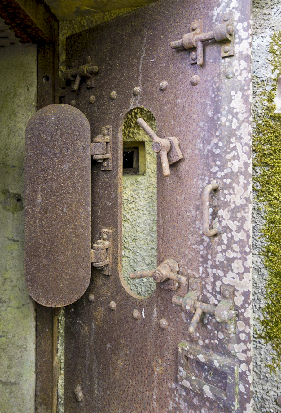 Ligne Maginot - MO4BIS - LA GRAVETTE - (Central téléphonique d'observation) - Gros plan du hublot, ouvert, sur la porte gauche du central - Michel Teiten