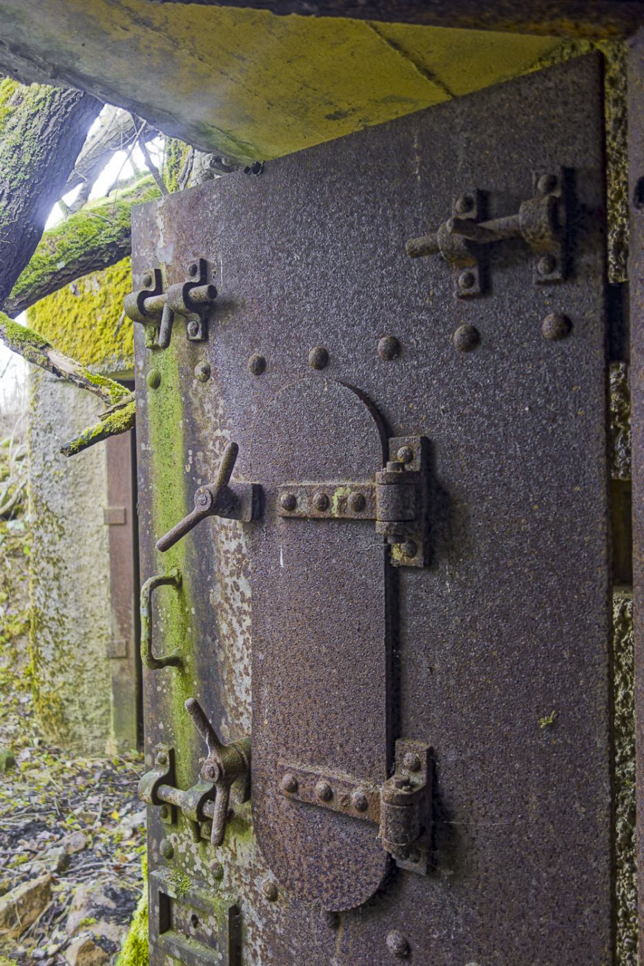 Ligne Maginot - MO4BIS - LA GRAVETTE - (Central téléphonique d'observation) - Le même hublot, fermé, sur la porte de droite - Michel Teiten