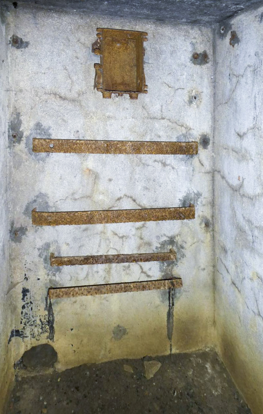 Ligne Maginot - MO4BIS - LA GRAVETTE - (Central téléphonique d'observation) - Installation téléphonique.
Les supports pour le central téléphonique et, en position haute, la boite de protection, pour 6 lignes de campagne. - ELLENA - CUNY