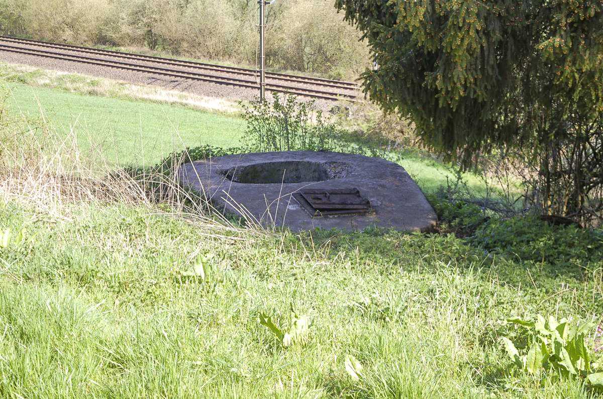 Ligne Maginot - MT17 - (Cuve pour arme d'infanterie) - Cet ouvrage qui était enfoui sous la terre et l'herbe a été 'nettoyé' et apparaît à présent bien plus visiblement. - christian Richon/Devoitine520