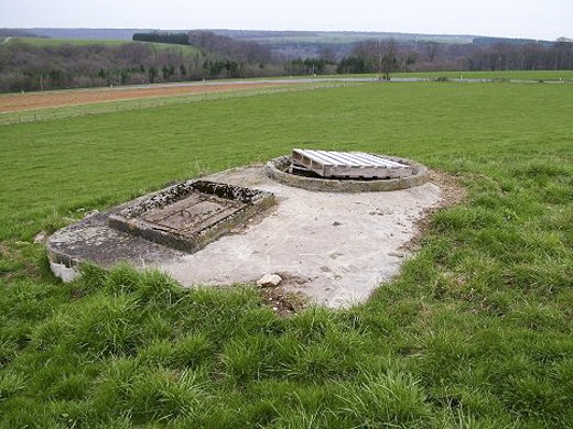 Ligne Maginot - MT122 - (Cuve pour arme d'infanterie) - Cette cuve est en plein champ, domine le paysage. A cent mètres environ du Mb16. - AALMA - www.lignemaginot.com