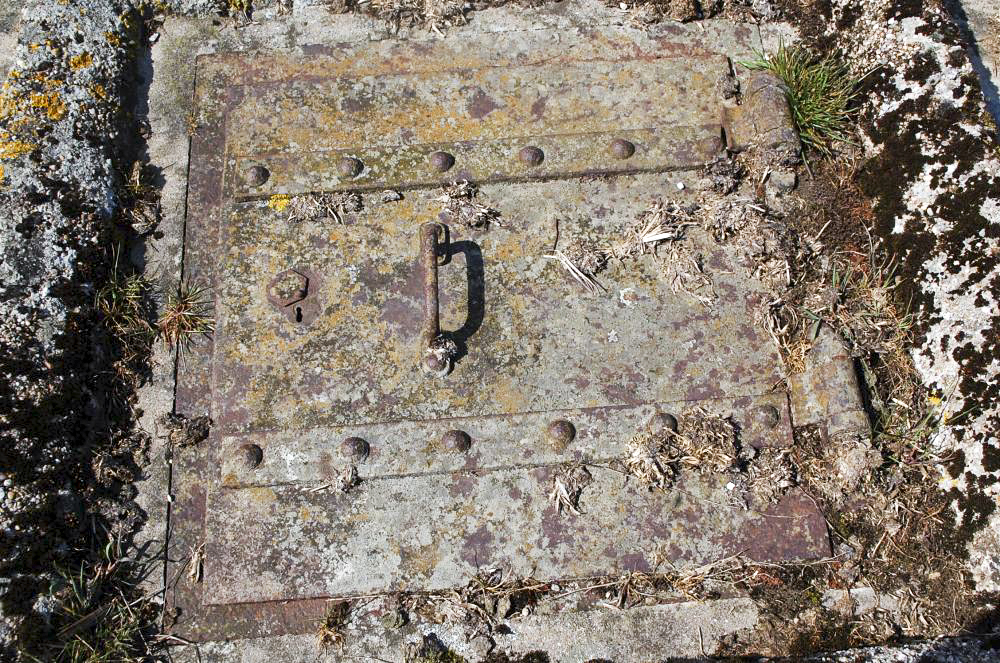 Ligne Maginot - MT122 - (Cuve pour arme d'infanterie) - La trappe d’accès fermée. - Christian RICHON/devoitine520