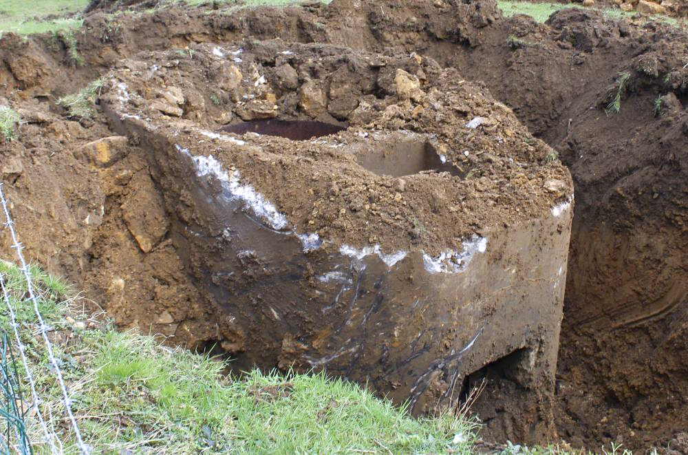 Ligne Maginot - Mt131 ( Cuve pour arme d'infanterie ) - Cette cuve se trouvait sur un terrain acquis par un particulier. Elle est à présent disparue. Les photos qui ont été prises lors de son démantellement.
Vue générale - Inconnu