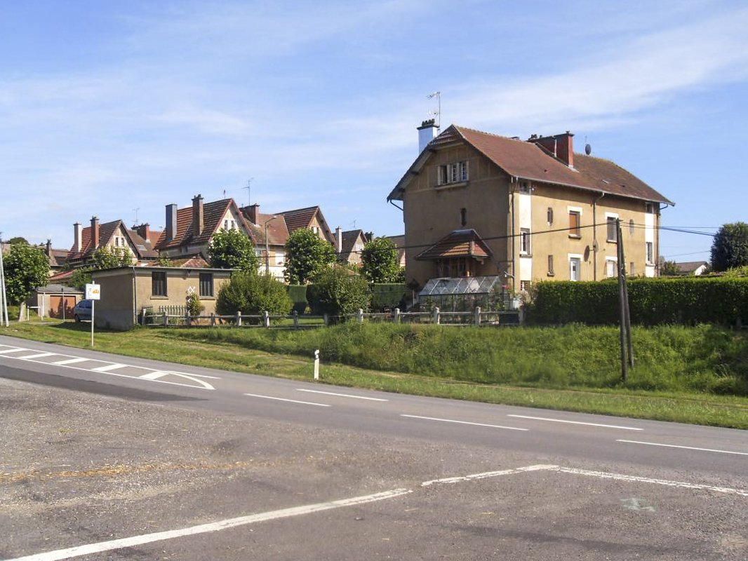Ligne Maginot - SAINT JEAN - MARVILLE - (Cité Cadres) - Les maisons jumelées de la partie 'cités cadres' sont pratiquement toutes occupées et entretenues. - Christian RICHON - devoitine 520