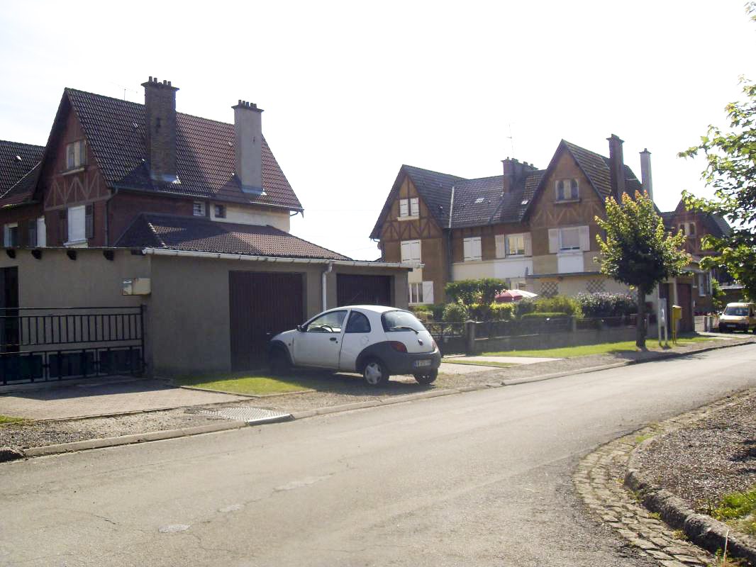Ligne Maginot - SAINT JEAN - MARVILLE - (Cité Cadres) - Les maisons jumelées de la partie 'cités cadres' sont pratiquement toutes occupées et entretenues. - Christian RICHON - devoitine 520