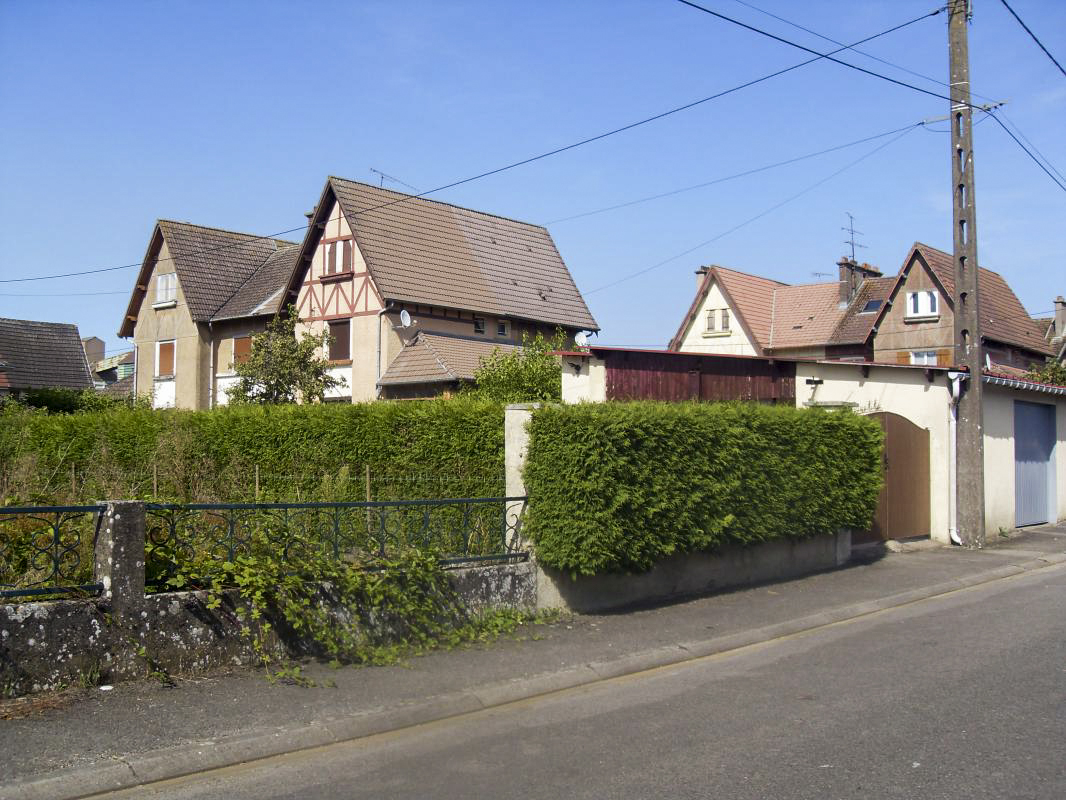 Ligne Maginot - SAINT JEAN - MARVILLE - (Cité Cadres) - Les maisons jumelées de la partie 'cités cadres' sont pratiquement toutes occupées et entretenues. - Christian RICHON - devoitine 520